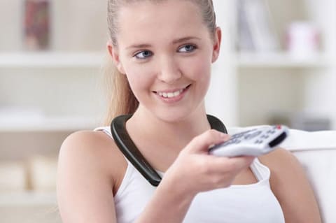 JVC、耳を塞がないネックスピーカー「NAGARAKU」。TV音声送信機付属