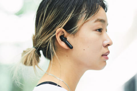 10人と相互通話できる片耳デバイス「BONX mini」。スポーツ使用や会議