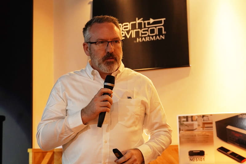 各ブランドの今後の予定を解説する、ジム・ギャレット氏