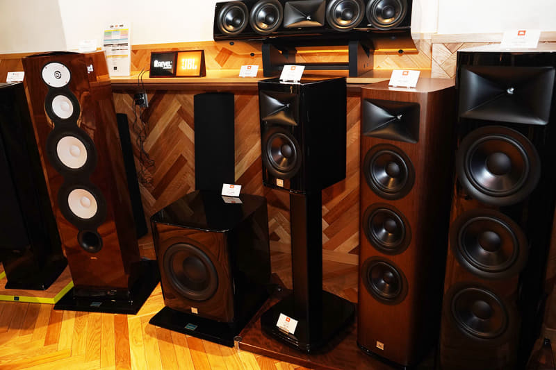 一番左を除いた、右側のスピーカーが「HDI」シリーズ