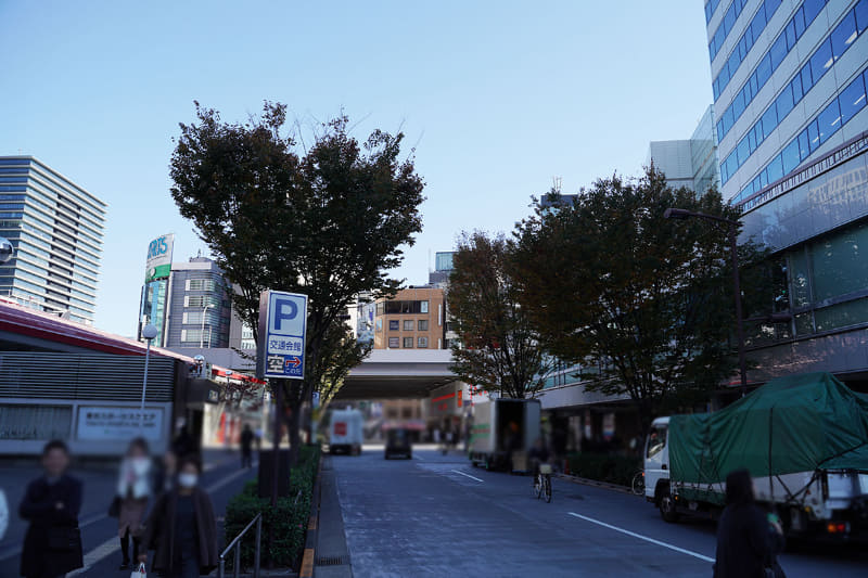 東京国際フォーラムから銀座SOLAへの行き方。東京国際フォーラムを出る際に、ビックカメラ有楽町店を正面に見て、左手へ直進。東京交通会館を右手に見ながらそのまま直進