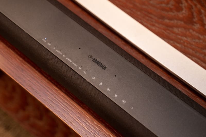 YAS-209の上部。よく見るとヤマハロゴの両脇に、小さな2つの穴がある。これがマイクだ