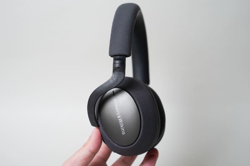 ハウジングの表面は中央に梨地処理を施したブランド名入りの金属部