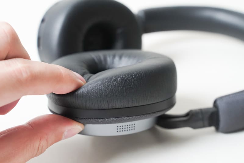 イヤーパッドは肉厚だ