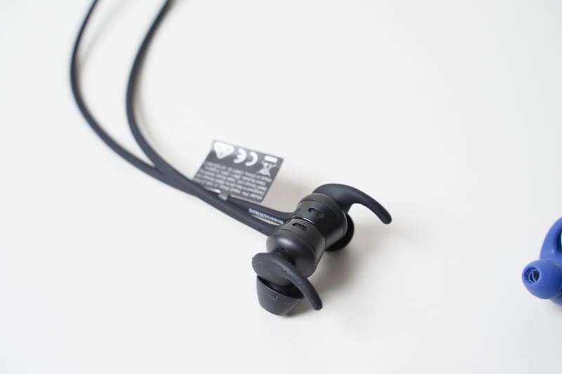 IP4のハウジングを、内蔵するマグネットで固定したところ