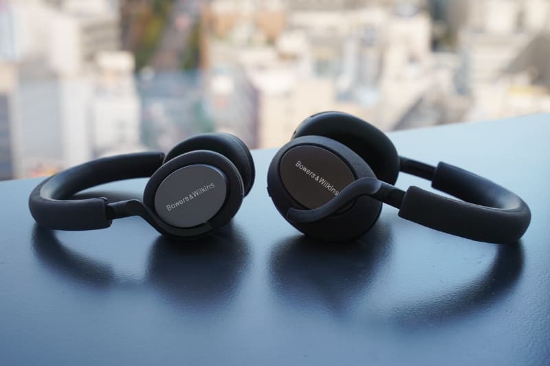 左からオンイヤー型「PX5」、アラウンドイヤータイプ「PX7」