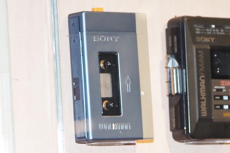 初代ウォークマンTPS-L2の実物(左)