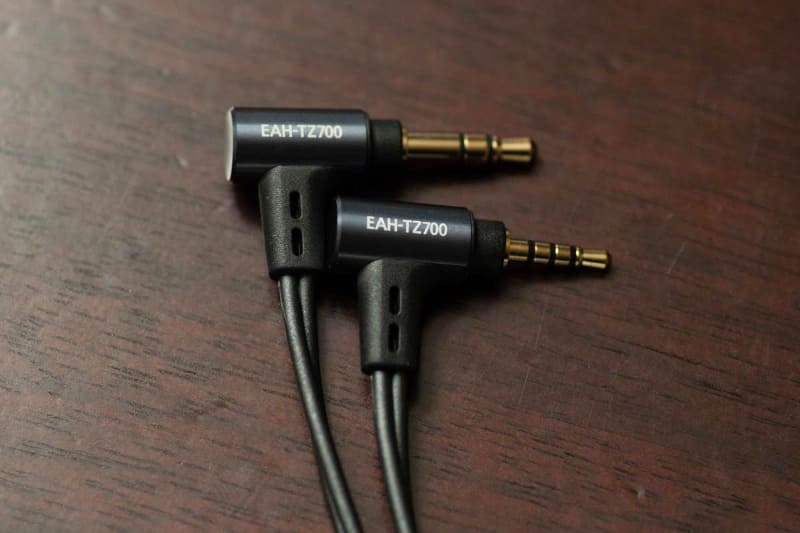 2.5mm 4極L型プラグのバランスケーブルも標準でセットになっている