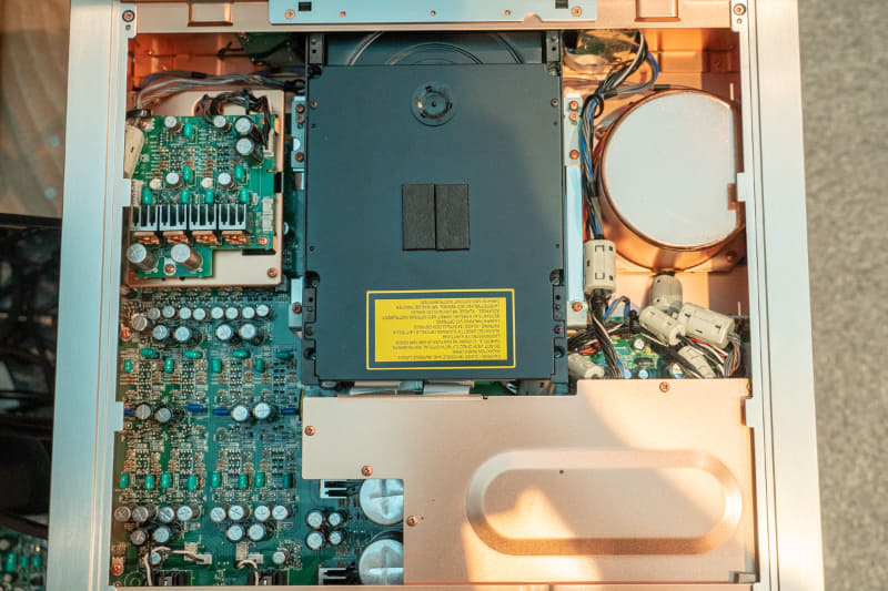 SA-10の内部。ドライブメカはD&M独自のものだ