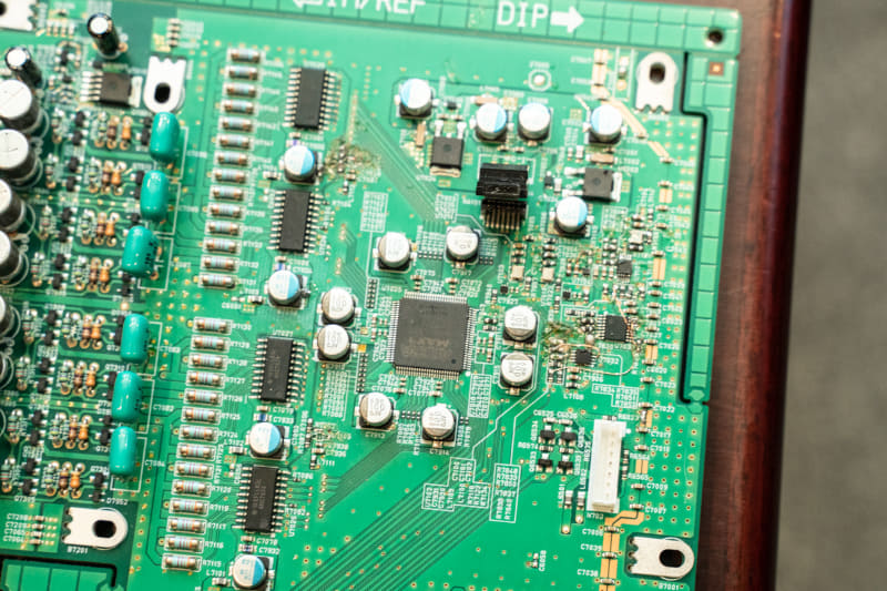 中央の大きなパーツがCPLD