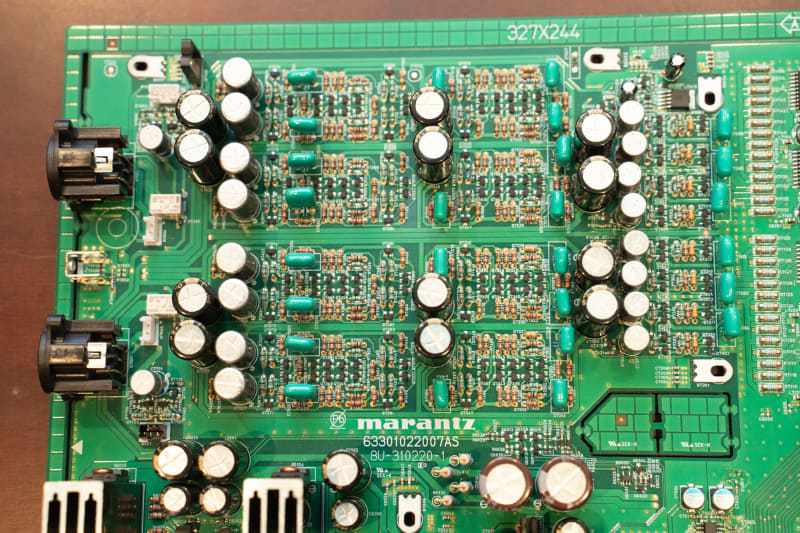 右端に見える固定抵抗器の列がI/V変換回路に相当する