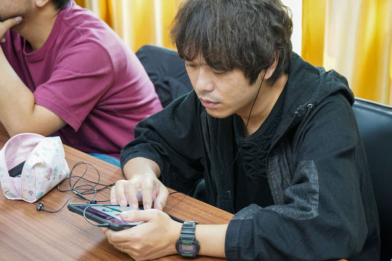 ピエール中野氏が中国に赴き、自らが望むサウンドについてディスカッションし、カラーなどを決めているところ