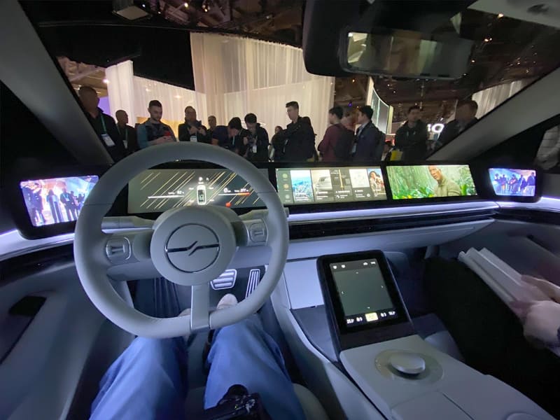 ドライバーシートに座ってみた。目の前はすべてディスプレイ。左右のカーブミラーも、バックミラーもカメラ＋ディスプレイで実現されている