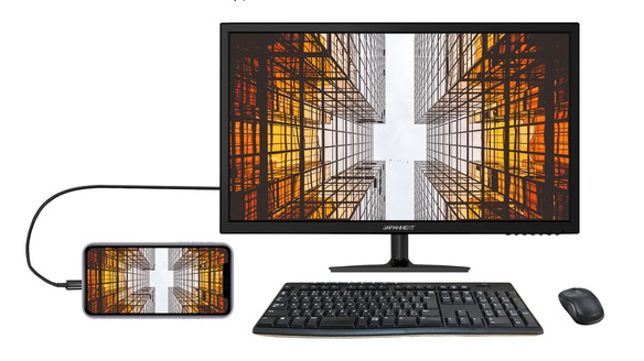 USB-Cポートを搭載。PCやスマホの画面をそのまま表示できる