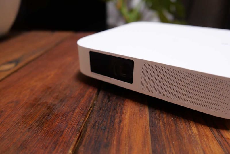 前面にレンズとスピーカーを配置