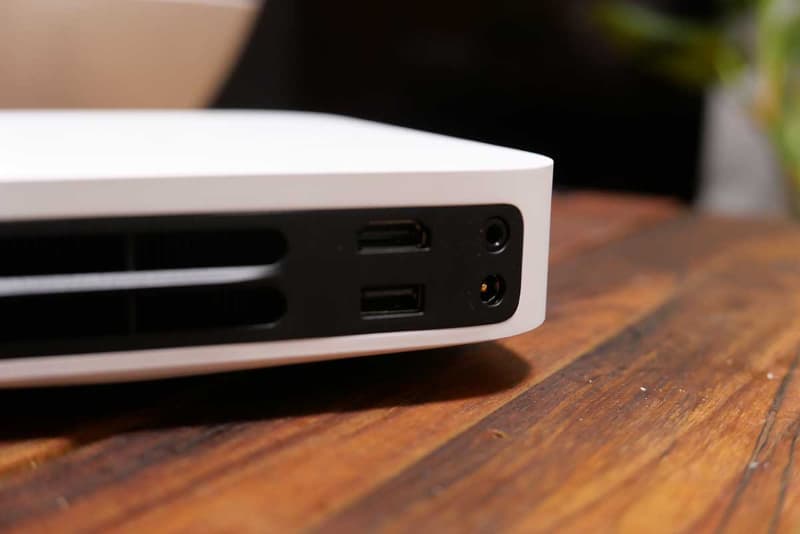 背面に外部入力用のHDMI端子とUSB端子