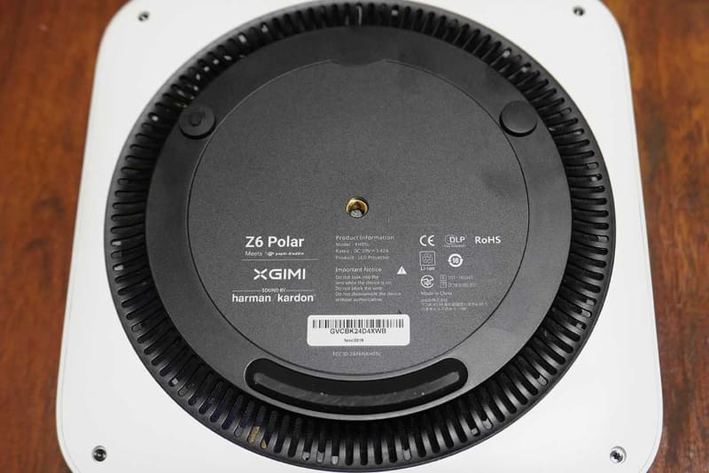 底面に三脚穴があり、いろんな場所に固定できる