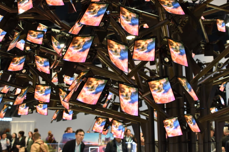 葉っぱに相当する折れ曲がる有機ELパネルは実際に映像表示に対応しているのがお見事