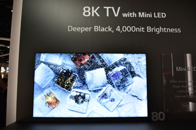 Mini LEDバックライトシステムを採用した80型の試作モデル。最大4,000nitが特徴。コントラスト性能は有機ELと拮抗するという