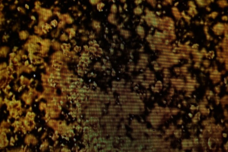 近づいて見ると「シーム」(単位パネルモジュールの継ぎ目)が見えてしまっていた