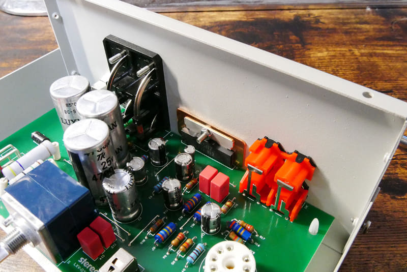 銅製の放熱板をネジ留め