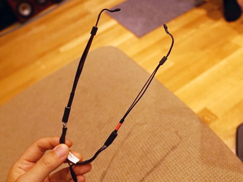 WiZMUSICでは、聴診器のような形状の「耳内音響マイクシステム」を装着し、耳に超小型マイクを入れて測定する必要があった