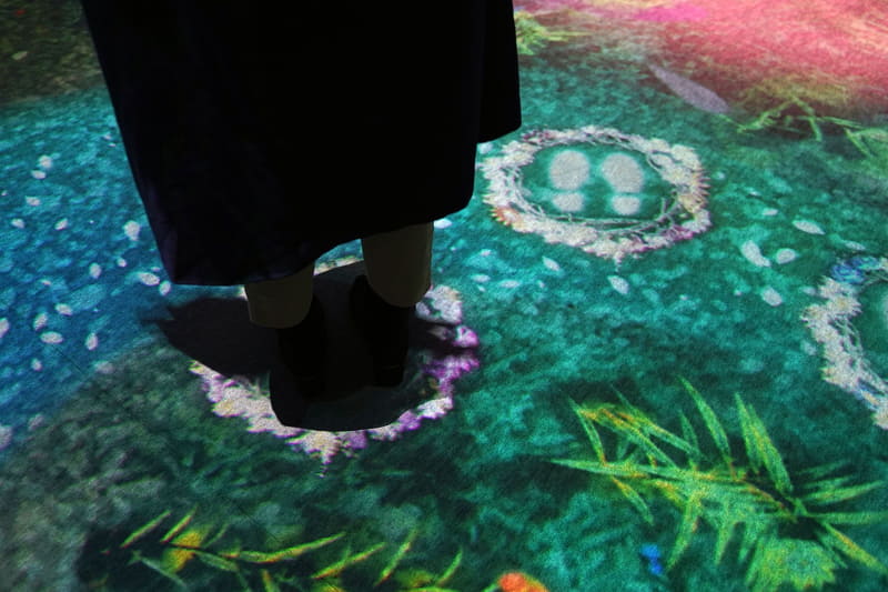 来場者が所定の位置に立つと