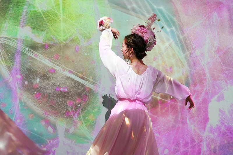 左手についている花がセンサーだ