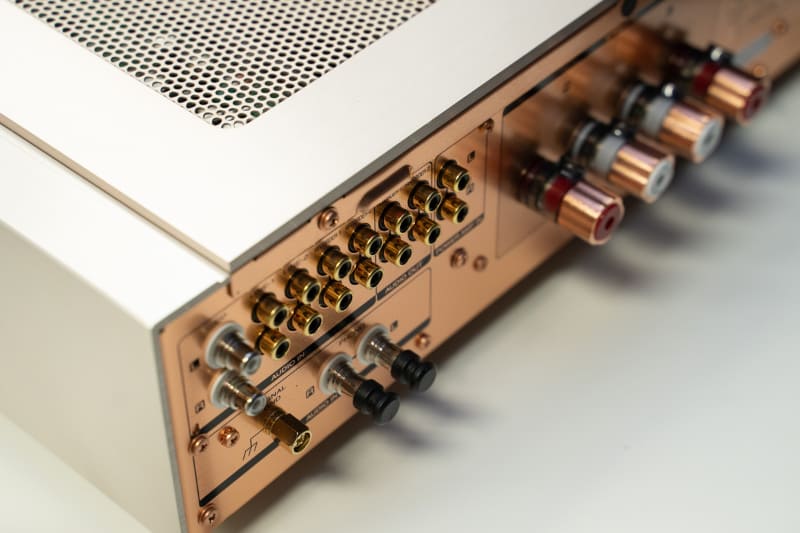 「PM-12 OSE」の背面。シングルエンド接続に特化している