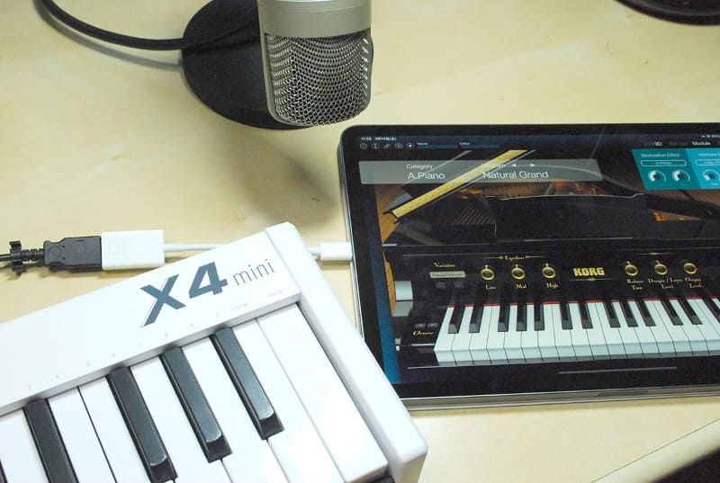 MIDIキーボードとiPadのそばにマイクを設置