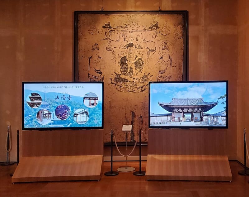70型8Kディスプレイ2台を使用