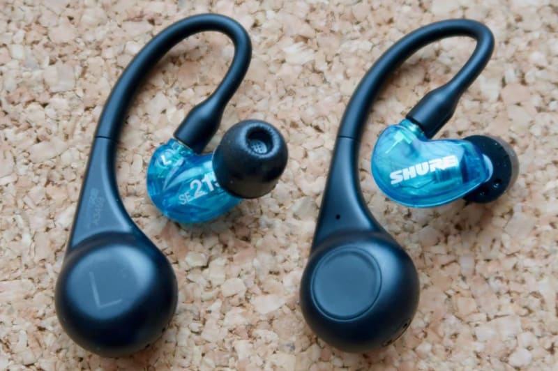 Shure AONIC 215。写真はスペシャルエディションのトランスルーセントブルー