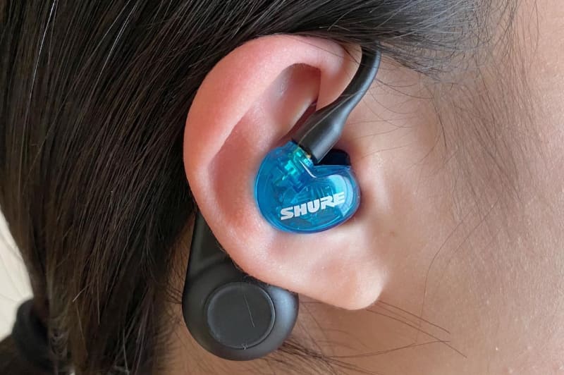 耳掛けにして装着、レシーバー部は耳の裏側に回り込