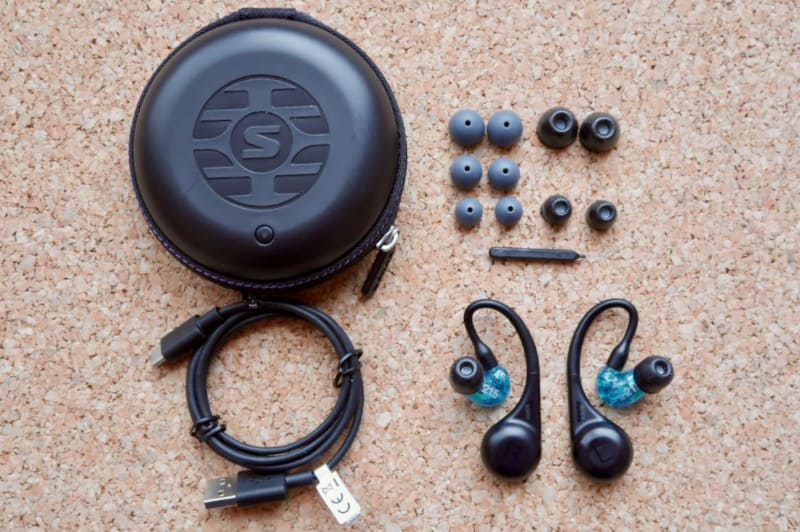 イヤーピースはS/M/Lの3種、シリコン(ソフトフレックス)イヤーピースとクリーニングツールも付属する