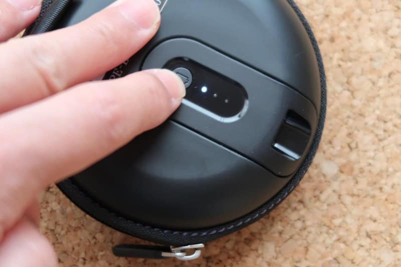 裏側のボタンを押すとバッテリー残量を確認できる