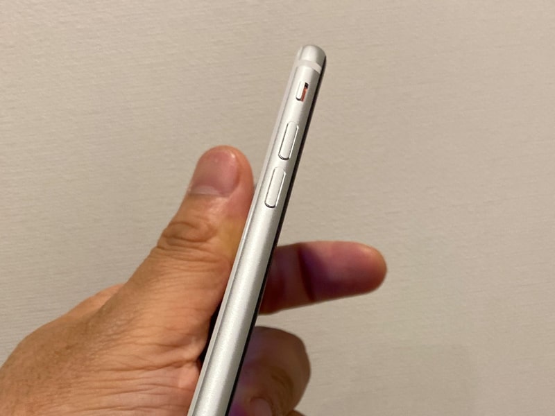 側面などをチェック。デザイン・ボタンの配置など、全てiPhone 8を踏襲している