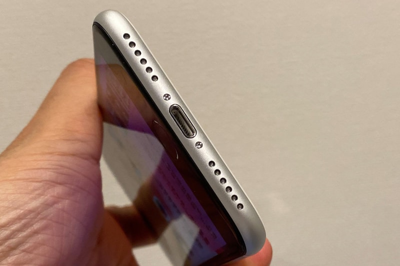 側面などをチェック。デザイン・ボタンの配置など、全てiPhone 8を踏襲している