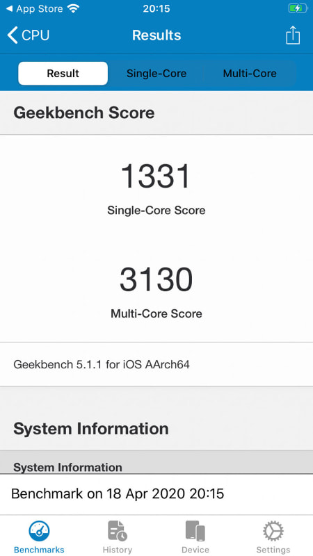 二世代iPhone SE（白）とiPhone 11 Pro Max（黒）のCPU関連ベンチマーク。初代iPhone SEに比べ2.5倍弱の値だが、SEとiPhone 11はほ同じ速度で動く