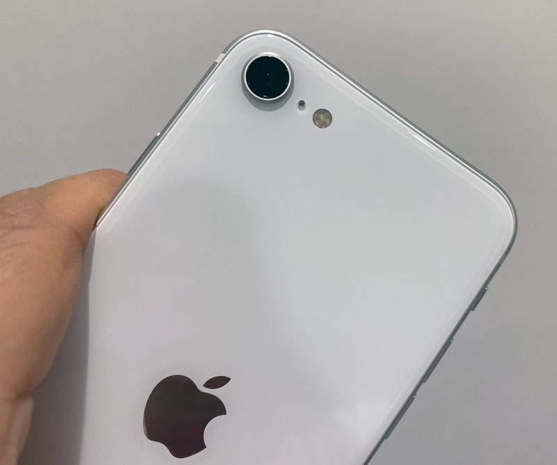 レンズは1つ。iPhone 11との違いのひとつである