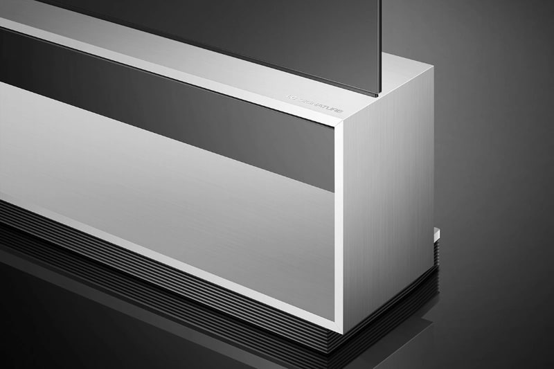 88型では中央の大きな空洞が目を惹くスタイリッシュなシルバーのキャビネットスタンドを採用