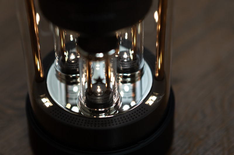 小型チューブの上と下にLEDが埋め込まれているのがわかる