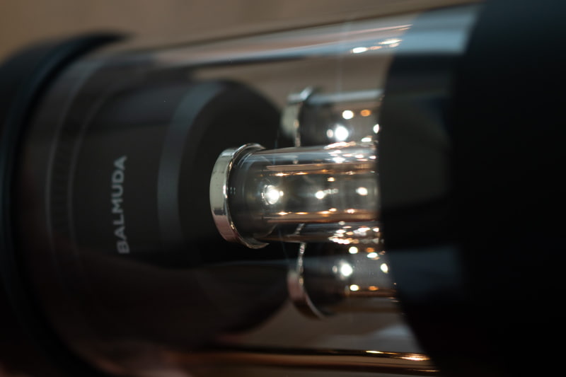 小型チューブの上と下にLEDが埋め込まれているのがわかる