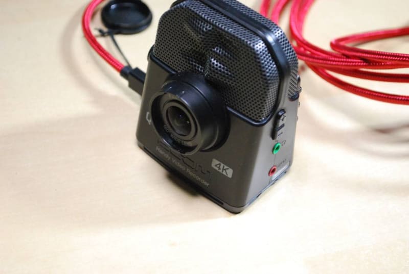 手元の機材を映すために用いた小型カメラ・ズーム「Q2n-4K」