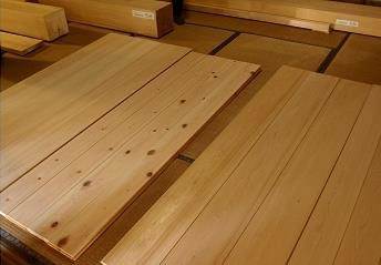 実際に歌舞伎座の舞台で使用していた檜板を活用