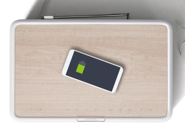 上に置いたスマホを充電できる