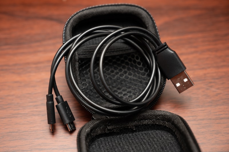 パッケージに同梱される二股のmicroUSB充電ケーブル