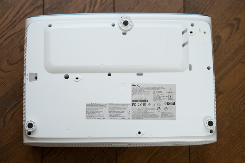TK850の背面。設置のための脚部は3つある。天井取り付け金具を固定するためのネジ穴も用意されている