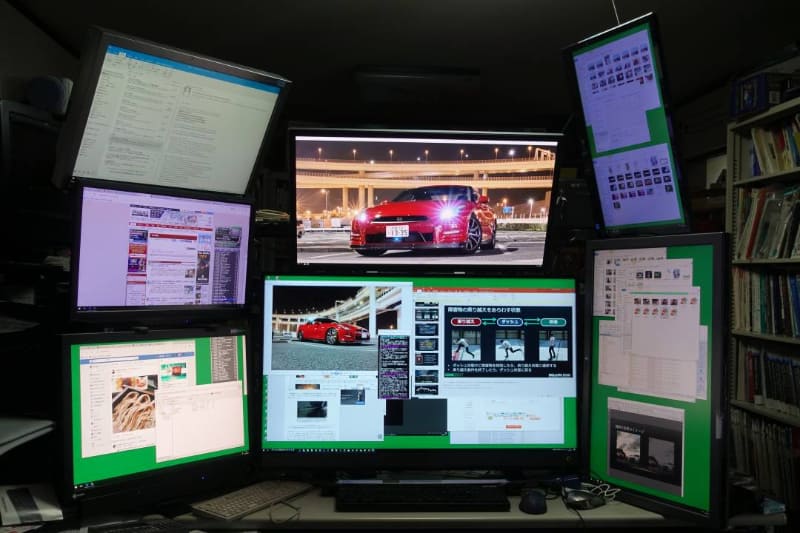 筆者が普段から使っている多画面環境。正面中央はモニター的に使っている40型の東芝レグザ「40M510X」。視距離50cmだとやや上向き設置が丁度いいのだが、40M510Xはそれができないため、設置デスクと40M510Xのスタンドの間に、高さ3cmほどのゴムブロックを挟み込んでやや上向き角度に調整している