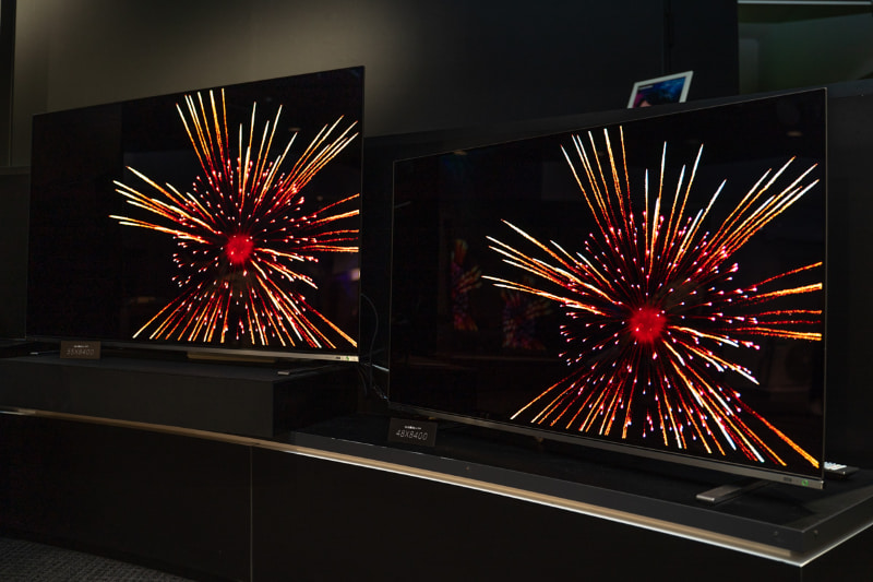 4K有機ELレグザ「X8400シリーズ」。左から55型「55X8400」、そして右が48型「48X8400」だ