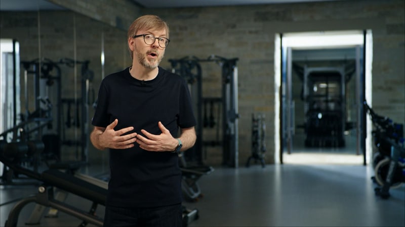 基調講演のビデオより。いつもの「壇上からの中継」ではなく、アップル本社内部を生かし、様々な場所で撮影し、作り込まれた動画になっていた。もちろん「ソーシャルディスタンス」などの防疫上の配慮は行なった上で、だ